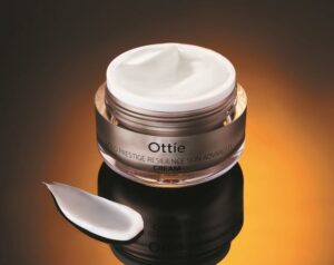 Filosofia coreeană a frumuseții: o formă de îngrijire interioară 3 Gold Prestige Resilience Cream Texture