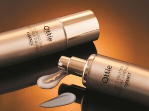 Filosofia coreeană a frumuseții: o formă de îngrijire interioară 4 Gold Prestige Resilience Essence texture