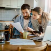 cuplu care isi gestioneaza finantele 2396249591