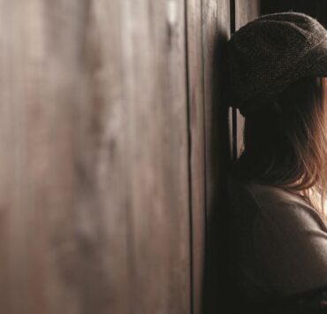 Singurătatea nu înseamnă absența oamenilor. Înseamnă absența înțelegerii 9 medium shot girl posing near wall