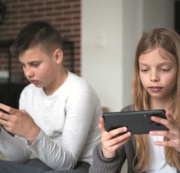 De ce ar trebui să punem telefoanele deoparte și să începem să ne ascultăm? 12 medium shot kids with devices