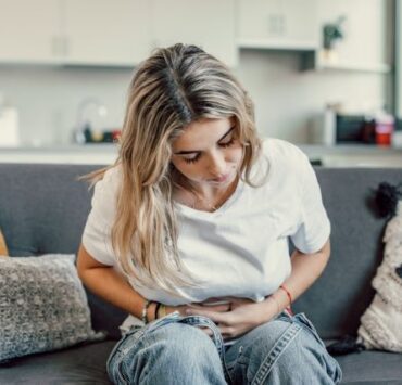 tanara cu durere burta 2550714851