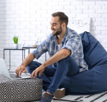 Cum poți folosi taburetul puf ca obiect decorativ într-un living modern? 6 Shutterstock 1309789051