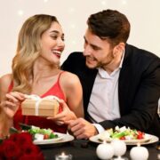 barbat oferind cadou shutterstock 2528257699