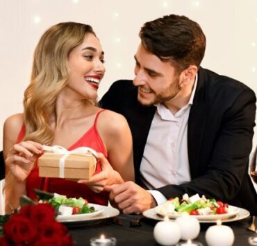 barbat oferind cadou shutterstock 2528257699