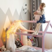 Fără aglomerație, fără compromisuri: cum amenajezi minimalist o locuință prietenoasă pentru copii 11 close up child playing her room