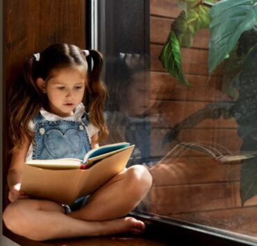 Cum alegi o carte potrivită pentru copilul tău, în funcție de clasa în care se află? 9 close up little girl having fun home 2