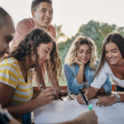 10 beneficii ale team building ului pentru echipele de lucru