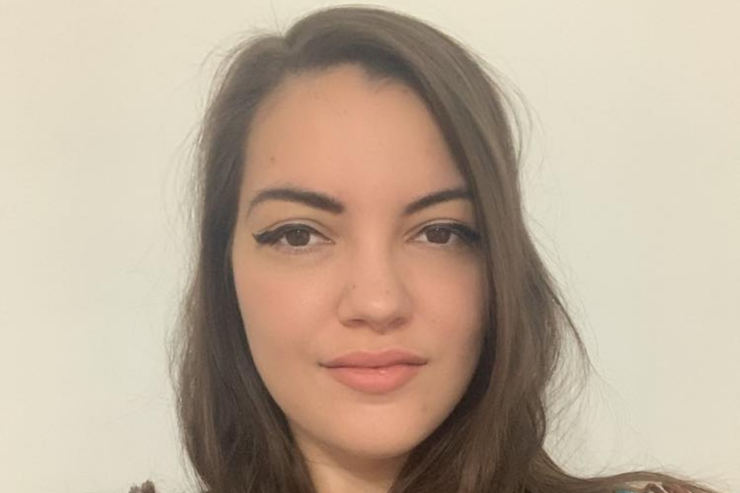 Iulia Izină: Te văd. Sunt aici. Și e suficient pentru început.