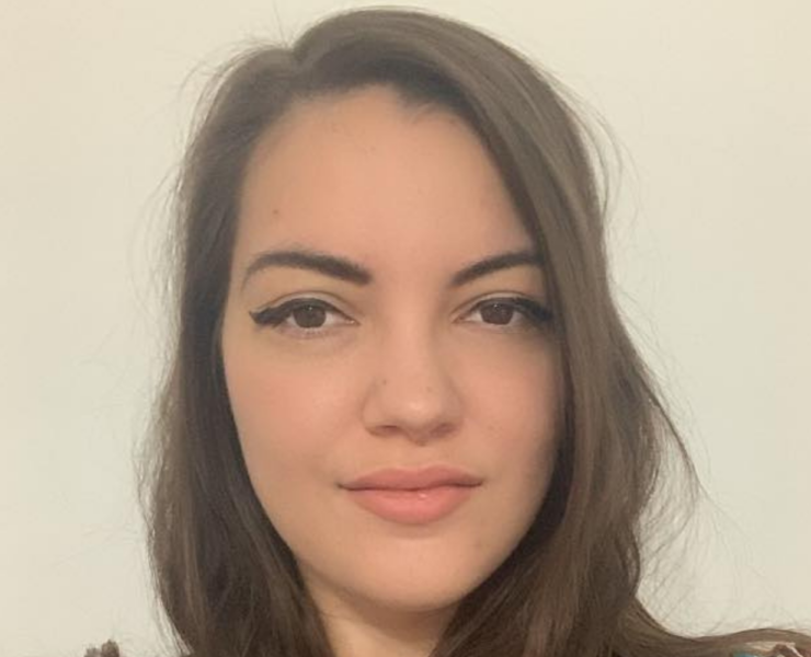 Iulia Izină: Te văd. Sunt aici. Și e suficient pentru început.