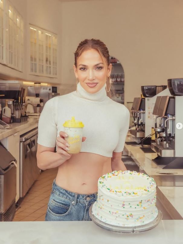 JLo își sărbătorește azi ziua de naștere! Artista absolută își va aniversa ziua în Europa între două concerte! 1 jlo cake