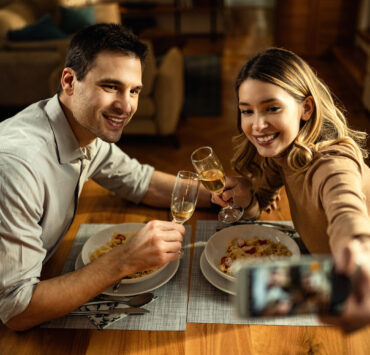 4 moduri simple prin care să te reconectezi cu tine (și cu partenerul) în serile stresante 9 0 relaxare in cuplu