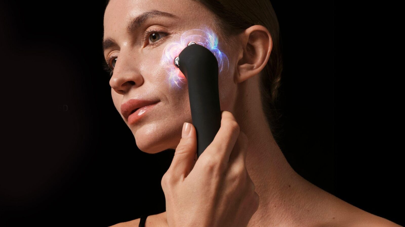 Revoluție în beauty: FAQ™ Swiss lansează prima linie multidimensională cu microcurent dual și terapie LED 1 Cover Image 1