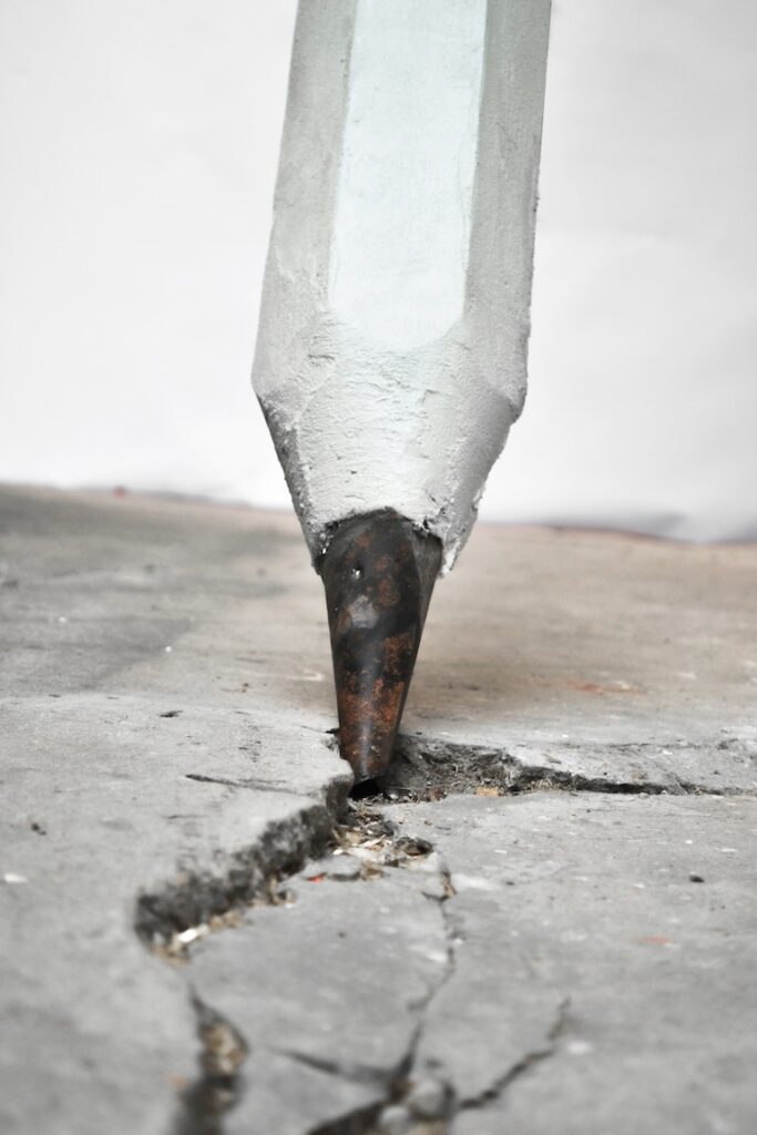 Creionul Alexandra Constantinescu Young Blood 5.0