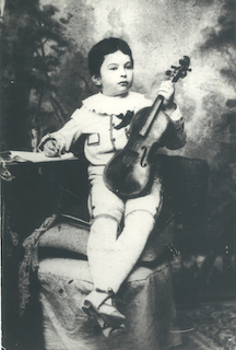 Fotografie cu George Enescu copil Muzeul National de Istorie a Romaniei Enescu si Minotaurul