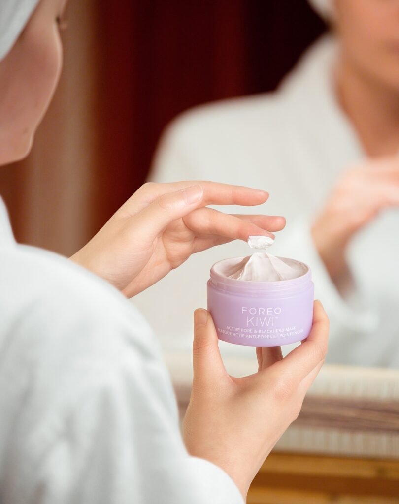 7 Soluții eficiente pentru a-ți curăța porii și a obține un ten fără imperfecțiuni 3 M KIWI Active Pore and Blackhead Mask Product Lifestyle moder 03