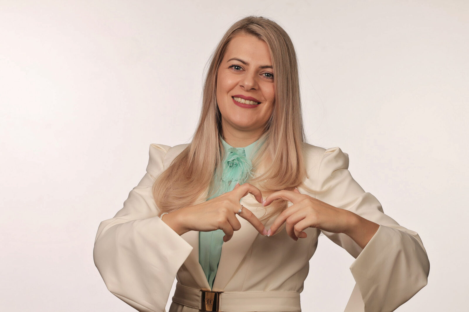 „Durerea m-a condus spre misiunea mea”: Cristina Roxana Roman despre eliberare, adevăr și transformare prin Legile Universale 1 P2