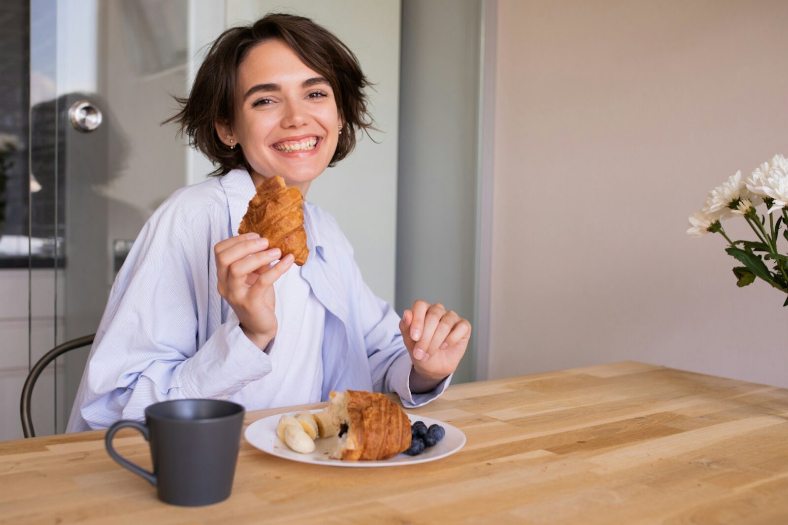 Dincolo de pofte: Ce este mâncatul emoțional și cum ne putem rescrie relația cu mâncarea de confort 1 concept echilibru alimentar femeie mananca croissant fructe cafea mic dejun S3JmcKBSq5s