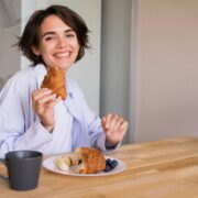 Dincolo de pofte: Ce este mâncatul emoțional și cum ne putem rescrie relația cu mâncarea de confort 13 concept echilibru alimentar femeie mananca croissant fructe cafea mic dejun S3JmcKBSq5s