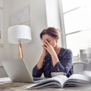 Burnoutul și oboseala invizibilă: cum mediul modern epuizează mintea