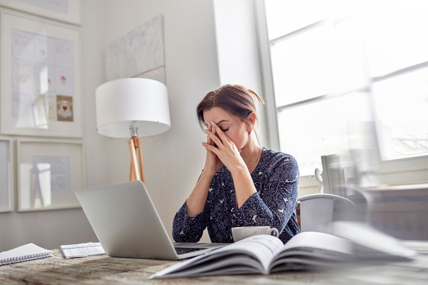 Burnoutul și oboseala invizibilă: cum mediul modern epuizează mintea 1 Burnoutul și oboseala invizibilă: cum mediul modern epuizează mintea