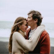 Frica bărbaților puternici de vulnerabilitate în relații