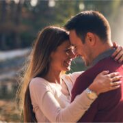 Psihologia atașamentului: ce stil ai și cum îți influențează relațiile de adult