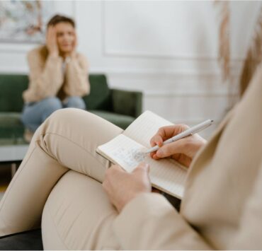 Psihoterapia: mai mult decât o soluție în momente de criză