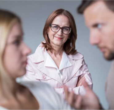 Relația dintre soacră și noră: provocări, tipologii și soluții pentru armonie