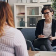 Terapia nu e un drum liniar: cum arată procesul real de vindecare