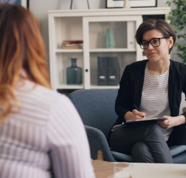 Terapia nu e un drum liniar: cum arată procesul real de vindecare