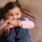 Trauma copilului crescut lângă alcool: urme invizibile și drumul spre vindecare