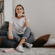 A fi destul: cum să te eliberezi de presiunea de a fi mereu mai mult