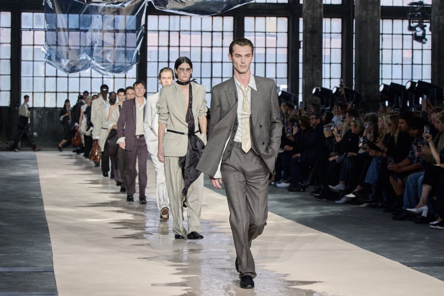 BOSS dezvăluie colecția Spring/Summer 2026: o celebrare a puterii, rafinamentului și autenticității 1 BOSS dezvăluie colecția SpringSummer 2026 o celebrare a puterii, rafinamentului și autenticității