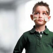 Când cuvintele întârzie – cum recunoaștem și sprijinim tulburările de vorbire la copii