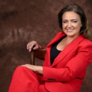 Cristina Bâtlan: Autoarea propriei povești este femeia care știe că azi are întotdeauna o pagină albă. 14 Cristina Bâtlan: Autoarea propriei povești este femeia care știe că azi are întotdeauna o pagină albă.