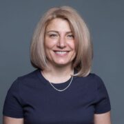 Cristina Schmidt și arta de a rescrie poveștile de familie