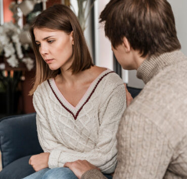 De ce ne atrag bărbații aroganți: ce rană ascund și cum rupi tiparul în iubire