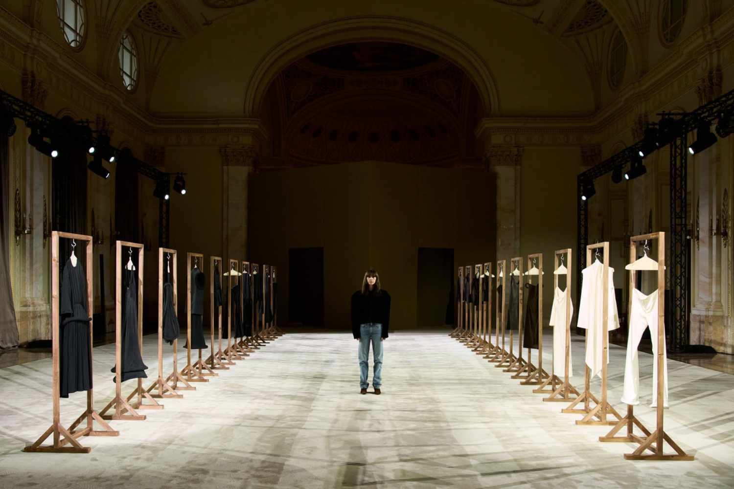 Mercedes-Benz Bucharest Fashion Week 2025: București, în prim-planul modei din Europa de Est 1 Mercedes-Benz Bucharest Fashion Week 2025: București, în prim-planul modei din Europa de Est