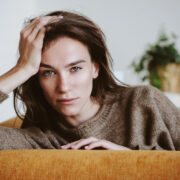 Ruminația și îngrijorarea: ce sunt și cum te eliberezi de gândurile intruzive