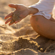 Sandplay Therapy: ce este și cum funcționează psihoterapia prin jocul cu nisip 15 Sandplay Therapy: ce este și cum funcționează psihoterapia prin jocul cu nisip