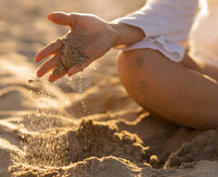 Sandplay Therapy: ce este și cum funcționează psihoterapia prin jocul cu nisip