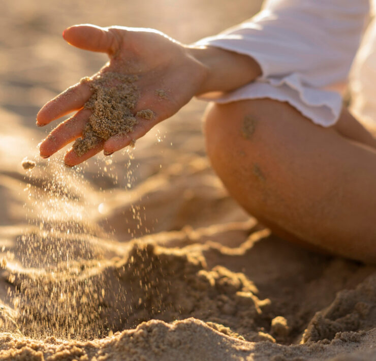 Sandplay Therapy: ce este și cum funcționează psihoterapia prin jocul cu nisip