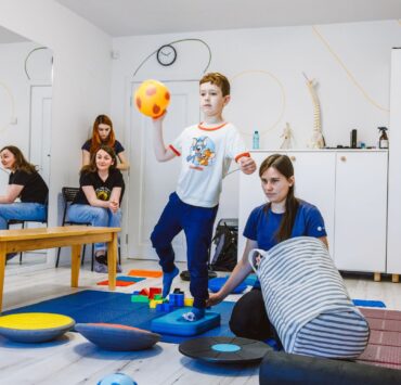 3 semne care semnalează că micuțul tău ar putea avea nevoie de kinetoterapie