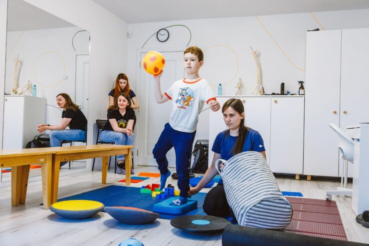 3 semne care semnalează că micuțul tău ar putea avea nevoie de kinetoterapie