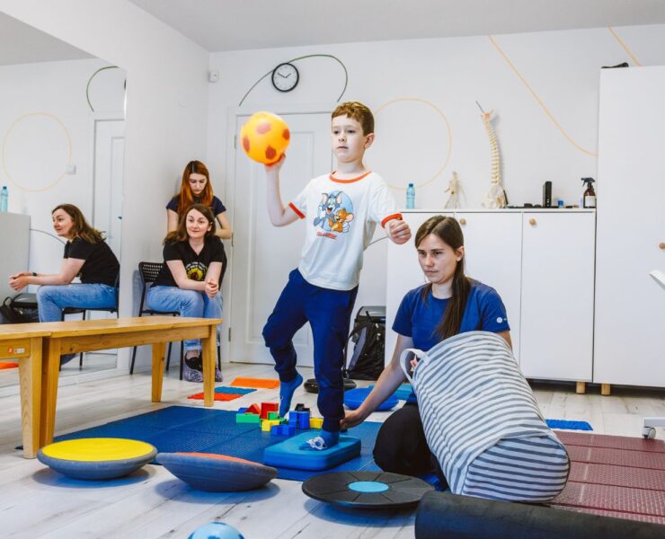 3 semne care semnalează că micuțul tău ar putea avea nevoie de kinetoterapie