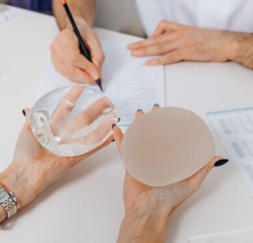 Cum să îți îmbunătățești aspectul fizic cu implant mamar în rate: soluții accesibile pentru fiecare femeie