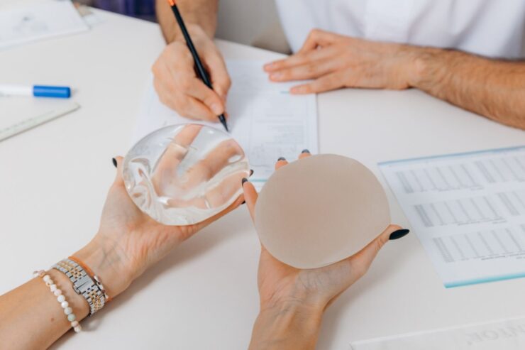 Cum să îți îmbunătățești aspectul fizic cu implant mamar în rate: soluții accesibile pentru fiecare femeie