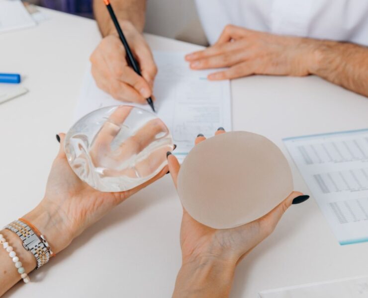 Cum să îți îmbunătățești aspectul fizic cu implant mamar în rate: soluții accesibile pentru fiecare femeie