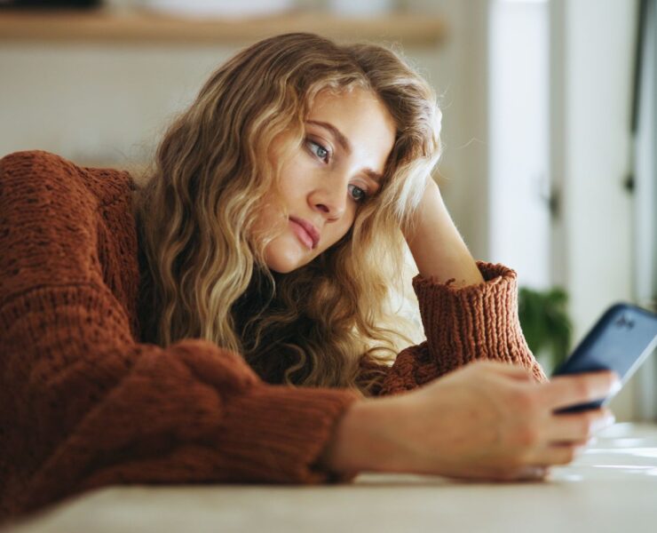 Despărțirea digitală: când seen-ul doare cel mai tare